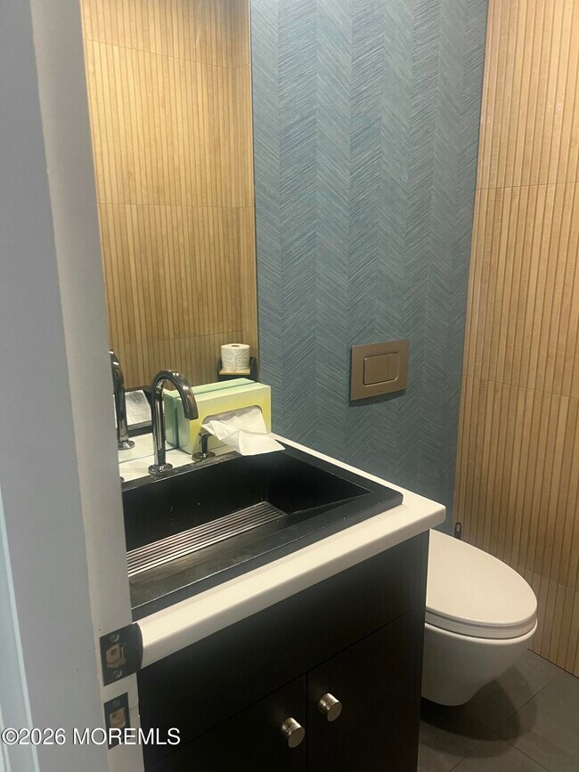 Building Photo - 825 Norwood Ave