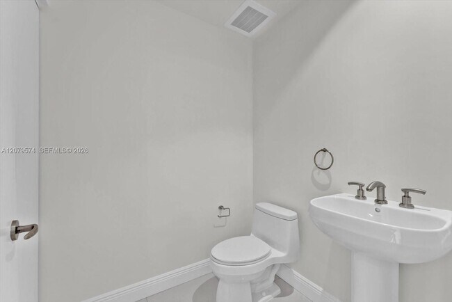 Building Photo - 901 Brickell Key Blvd