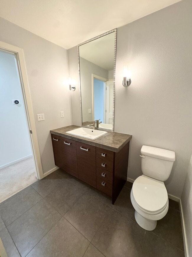 Building Photo - Rare Townhome 2 bed 2 bath in Heart of Bellevue Downtown