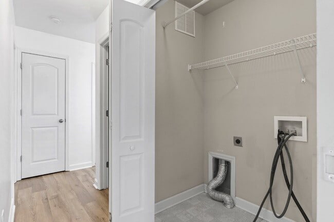 Building Photo - Bradford Estates!