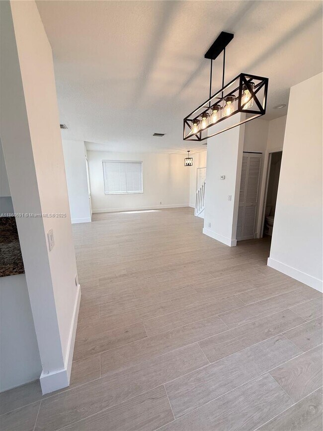 Building Photo - 1421 Presidio Dr
