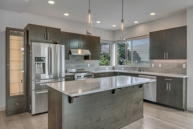 Building Photo - Modern Townhouse with Rooftop Deck & Skyli...