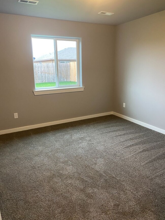 Building Photo - 3 Bedroom Home, Park Orchard Service Area