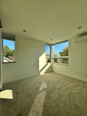 Building Photo - Urban Elegance Meets Everyday Comfort