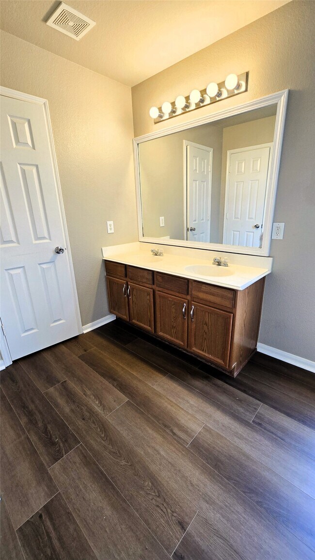 Building Photo - 29303 Legends Hill Dr