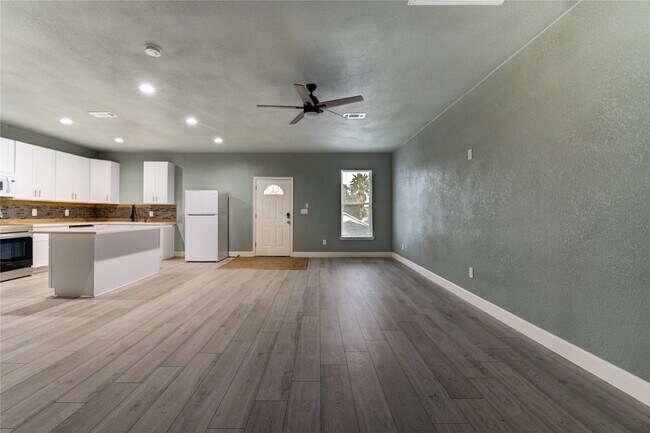 Building Photo - 4323 Continental Dr