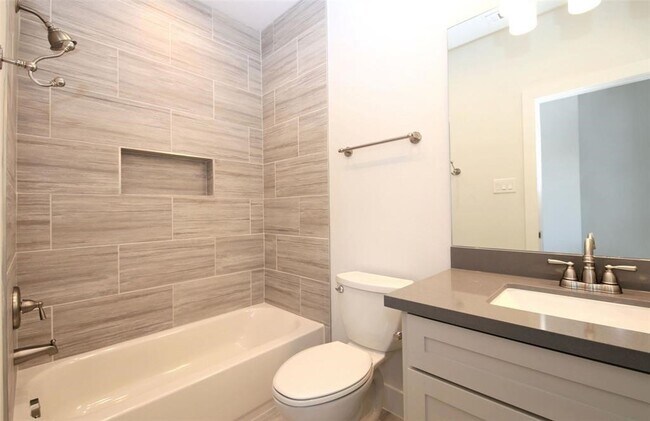 Building Photo - 820 W 22nd St