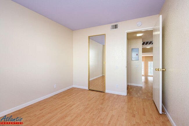 Building Photo - Lovely Condo | Central A/C | Garage