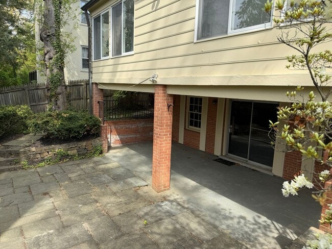 Building Photo - Lovely Home In Sought After Westmoreland Hills