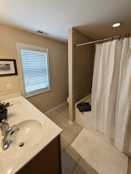 Building Photo - 711 Keystone Park Dr