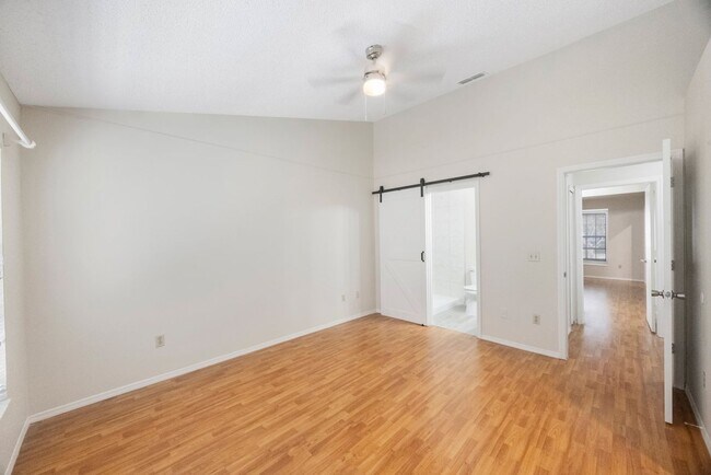 Building Photo - A02