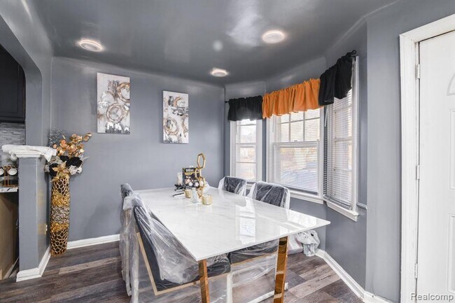 Building Photo - COMING SOON! Welcome to this charming hous...