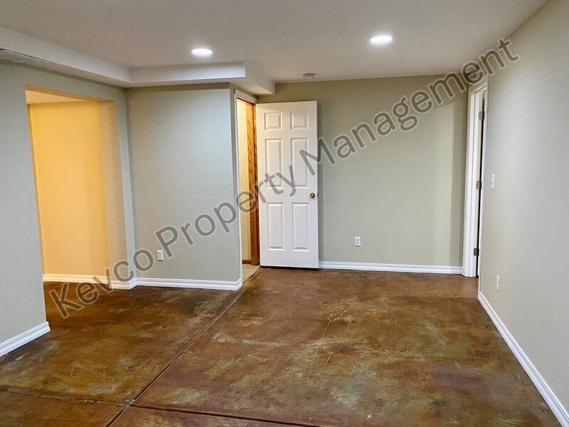 Building Photo - 1637 Westbridge Dr