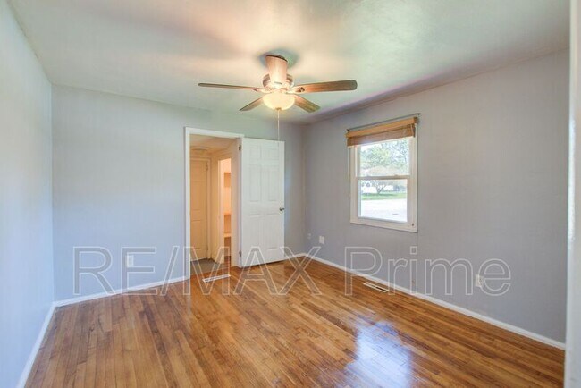 Building Photo - 321 Patrician Dr