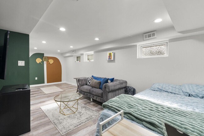 Building Photo - 3300 Manorwood Dr