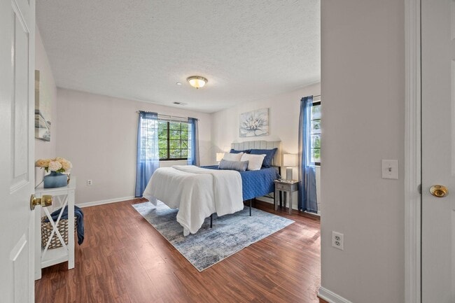 Building Photo - 6823 Meadow Creek Dr