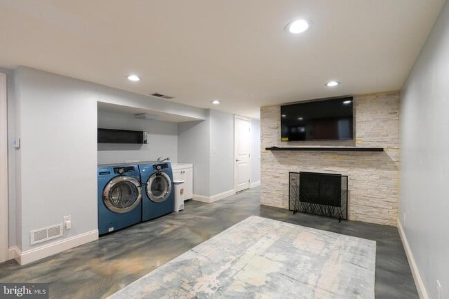 Building Photo - 3161 S Sydenham St