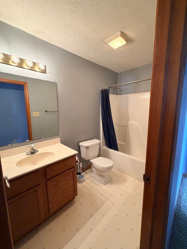 Building Photo - 705 Hummingbird Ln