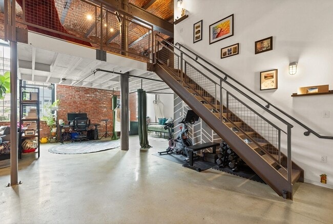 Building Photo - 251 Heath St