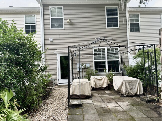 Building Photo - Spacious Townhome with a Private Courtyard in Westbury Park!