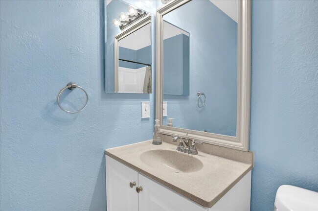 Building Photo - "Spacious 4-Bedroom Haven with 3 Full Baths in Aurora's Heart – 2068 Sq Ft of Comfort!"