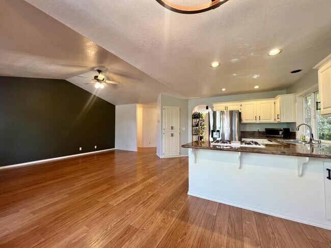 Building Photo - 1062 Thelma Way