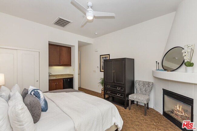 Building Photo - 48613 Classic Dr