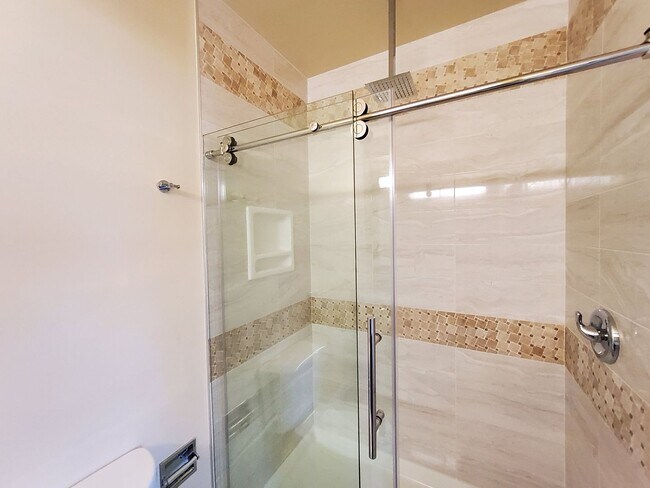 Building Photo - Newer 2 bed / 2 bath Bison Cove Condo