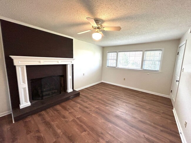 Building Photo - Weaverville - Clean and Tidy! Home Office,...