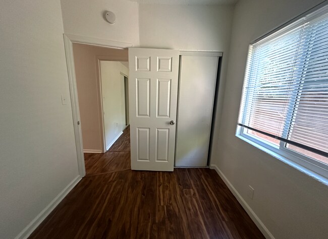 Building Photo - Charming 1 Bed 1 Bath Unit - Move in Speci...