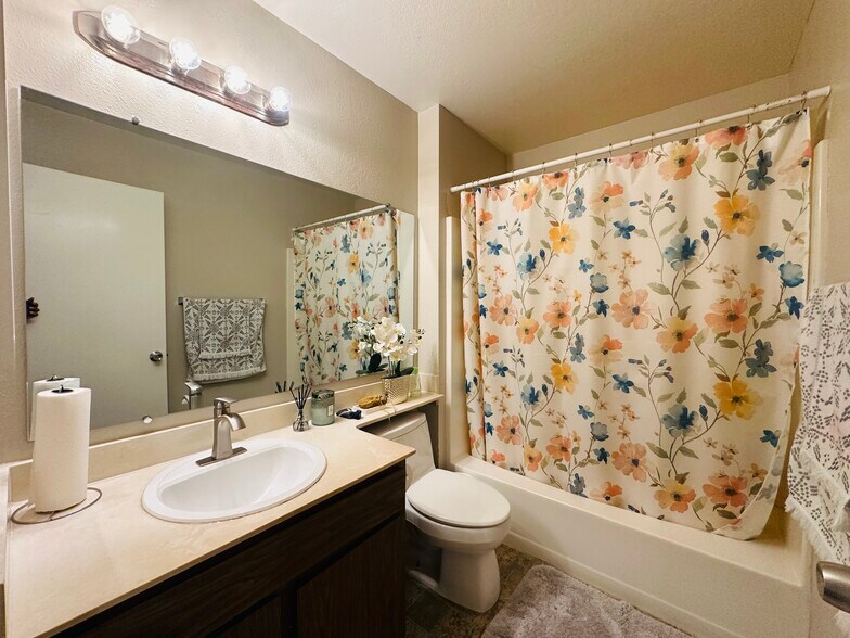 Building Photo - 1465 Madrone Way