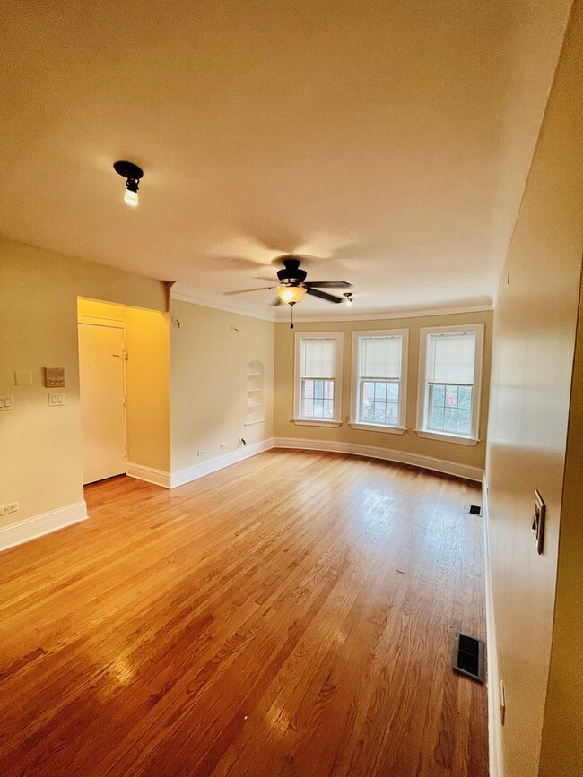 Building Photo - 2050 W Summerdale Ave