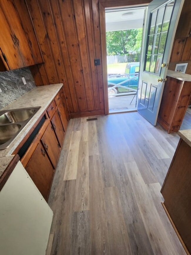 Building Photo - 3 Bedroom Brick Home With Hardwood Floors