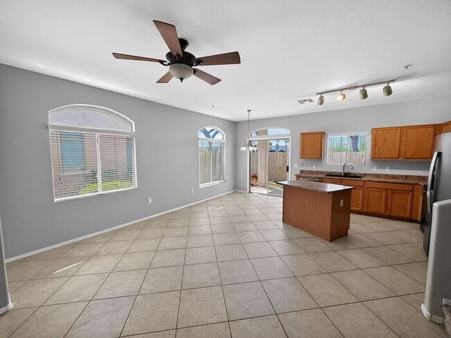 Building Photo - 4Bedroom/2.5Bath Townhome Ready for You!!