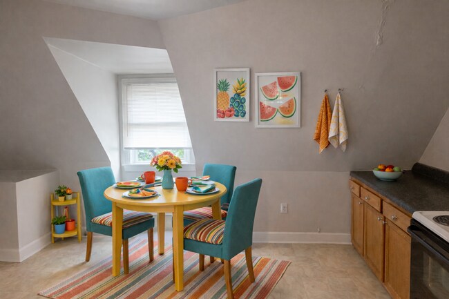 Building Photo - 424 E Maxwell St