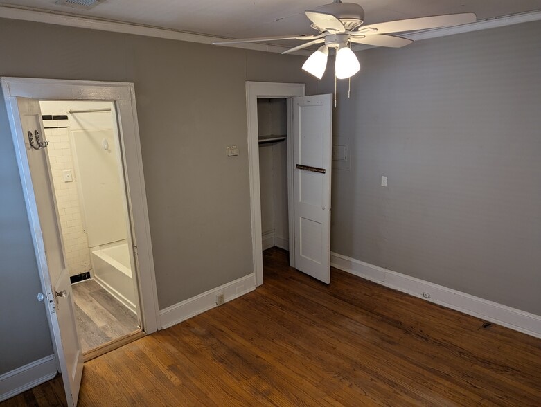 Building Photo - 1085 Bellevue Dr NE