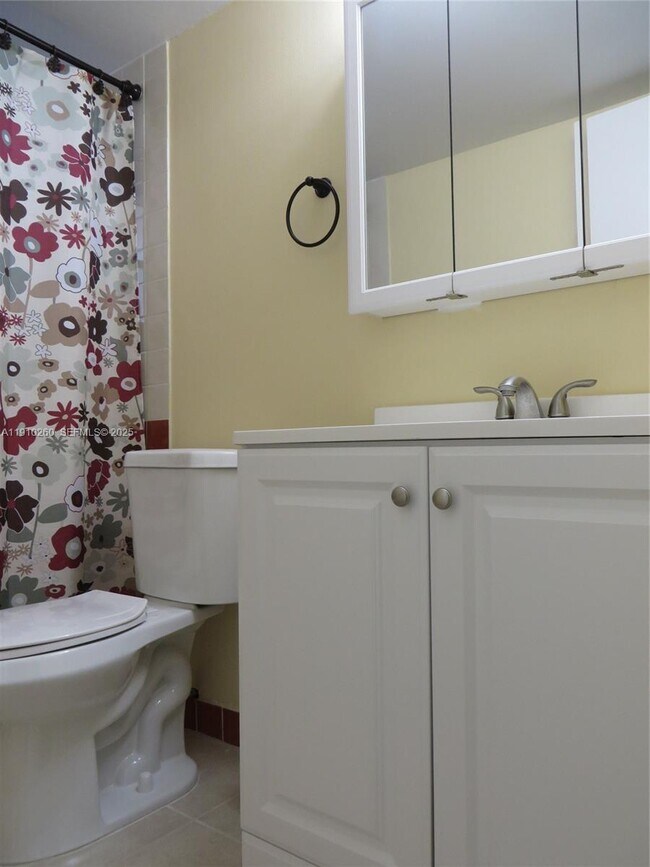 Building Photo - 220 SW 9th Ave