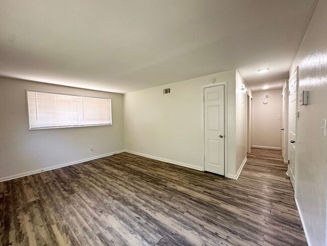 Building Photo - 3 bed 1 bath duplex near RiNo and City Par...