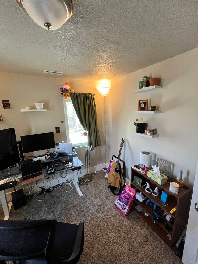 Building Photo - Stunning 4 Bed Home West of Drake
