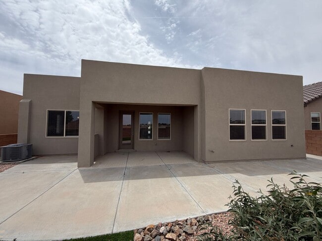 Building Photo - Luxury Single Story 3 Bedroom Plus Office / Sitting Room Recent Construction Available in Exclusi...