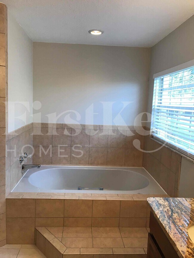 Building Photo - 2224 Palmview Cir E