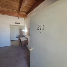 Building Photo - 112 E Cherry St
