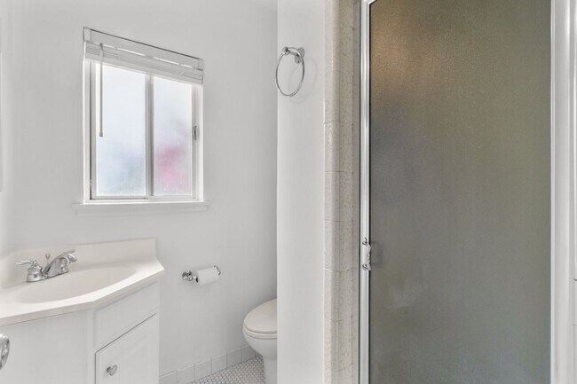 Building Photo - Upper Dimond/Lincoln Highlands Wonderful Craftsman Home!