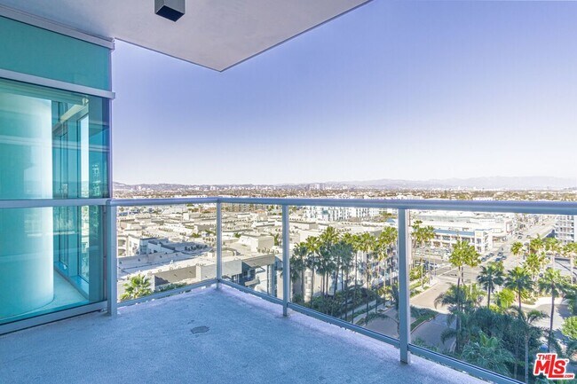 Building Photo - 13650 Marina Pointe Dr