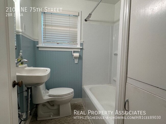 Building Photo - 2106 NE 75th St