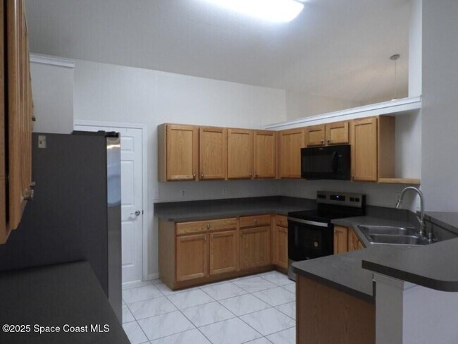 Building Photo - 394 Mott St SW