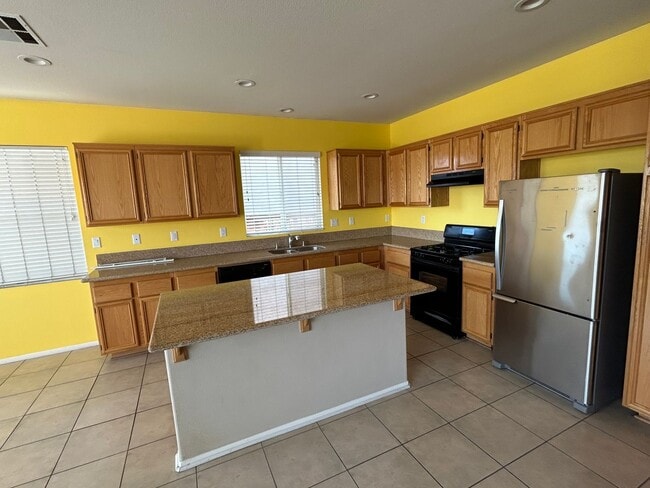 Building Photo - Updated 3 Bedroom