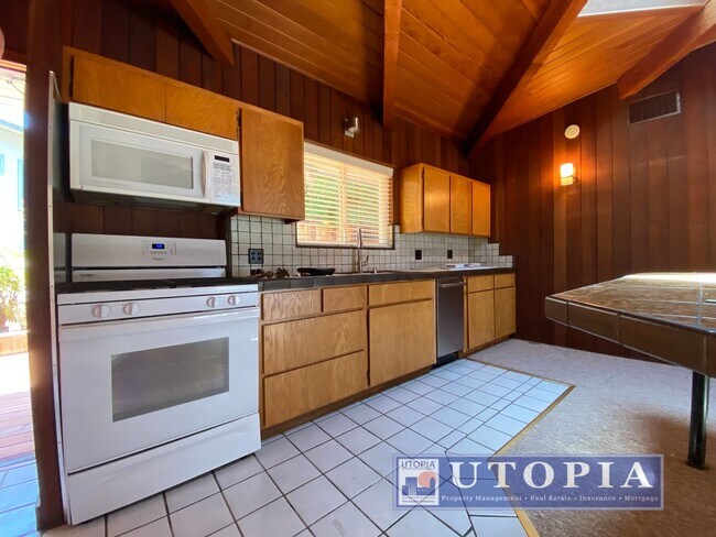 Building Photo - Sunny, Spacious, Home Near Sunny Cove Beach