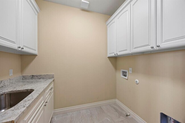 Building Photo - 2624 University Club Dr