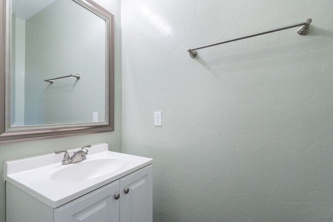 Building Photo - Bright, Spacious Riverside Crossing Retrea...
